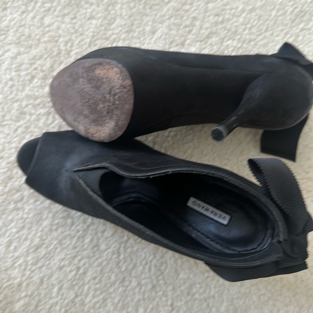 Black Vera Wang sexy peak toe anckle boots. Very good condition